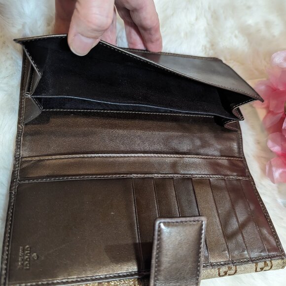 Gucci Hombre Shimmery Wallet with Charms - Picture 5 of 14